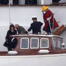 Det kongelige følget går over i sjaluppen som tar dem inn til Harstad (Foto: Cornelius Poppe / NTB scanpix)